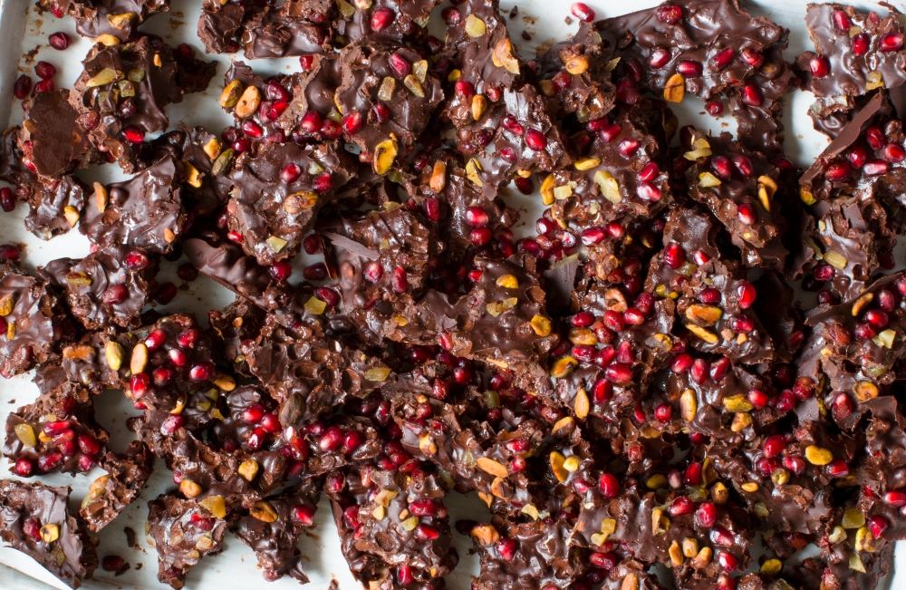 christmas-bark-with-dark-chocolate-pomegranate-seeds-pistachios-and-candied-ginger-3699